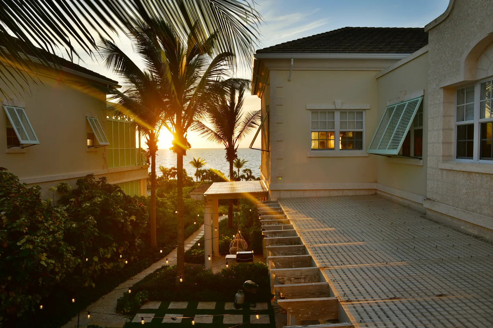 Coucher de soleil sur le toit de Villa One et la mer