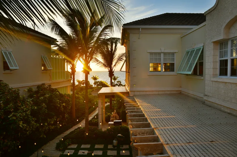 Coucher de soleil sur le toit de Villa One et la mer