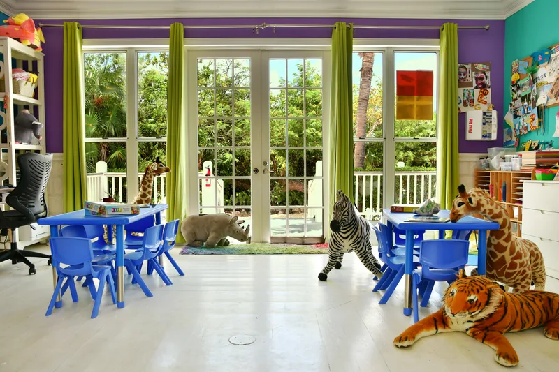 La salle de jeux des enfants, ouverte sur le jardin
