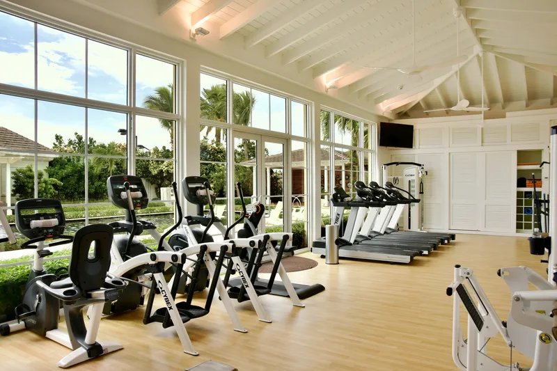 La salle de fitness, ouverte sur les jardins
