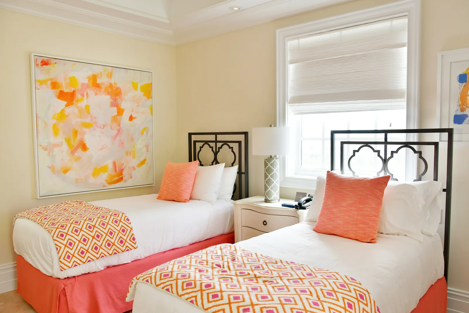 La chambre à lits jumeaux et dessus-de-lit corail