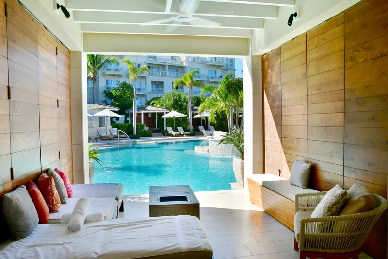 Une cabane de piscine avec canapés