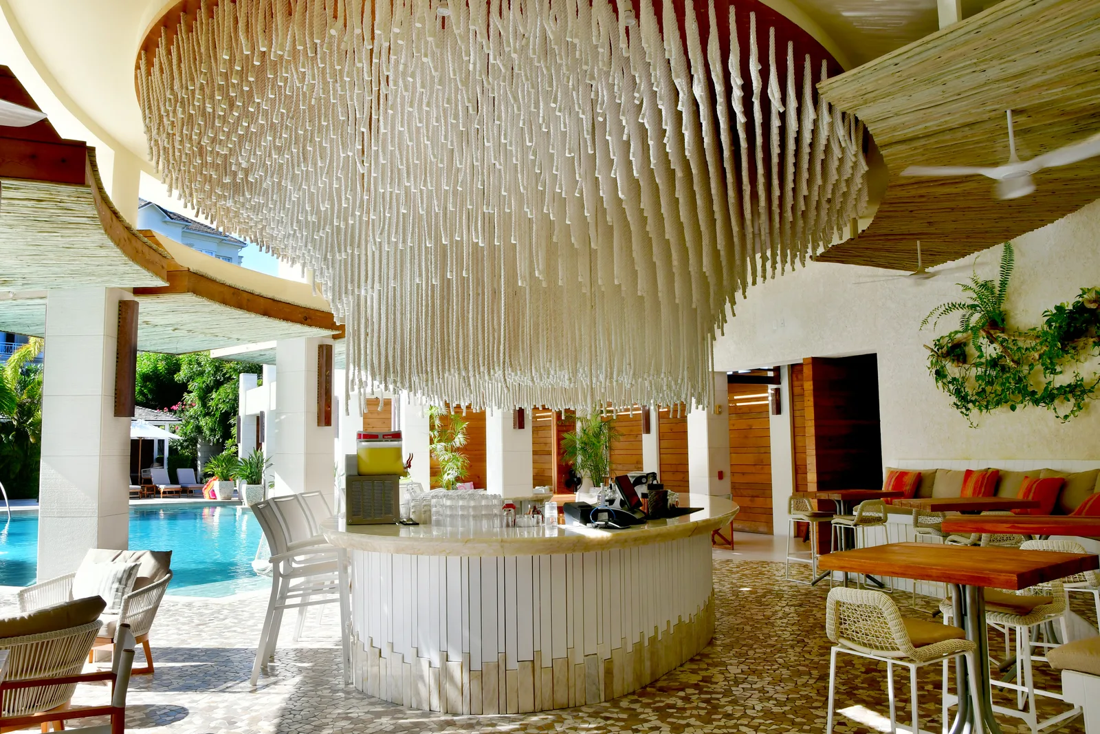 Le bar de plage et son plafond sculptural