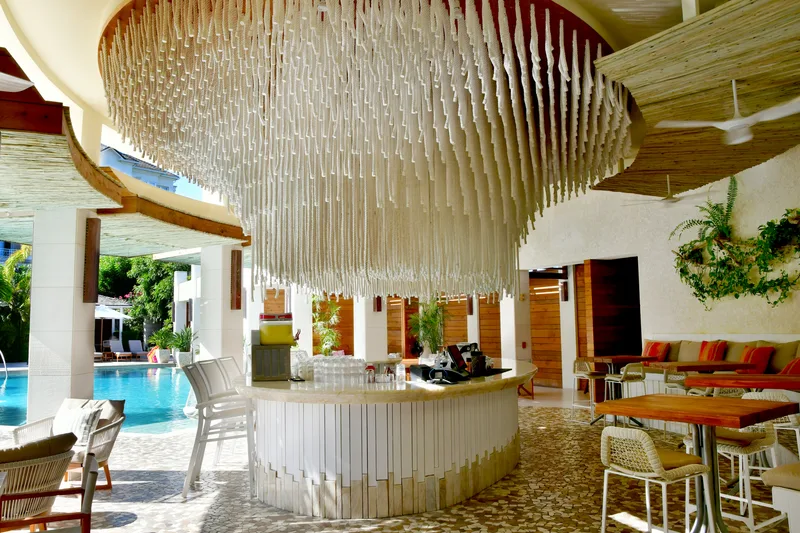 Le bar de plage et son plafond sculptural