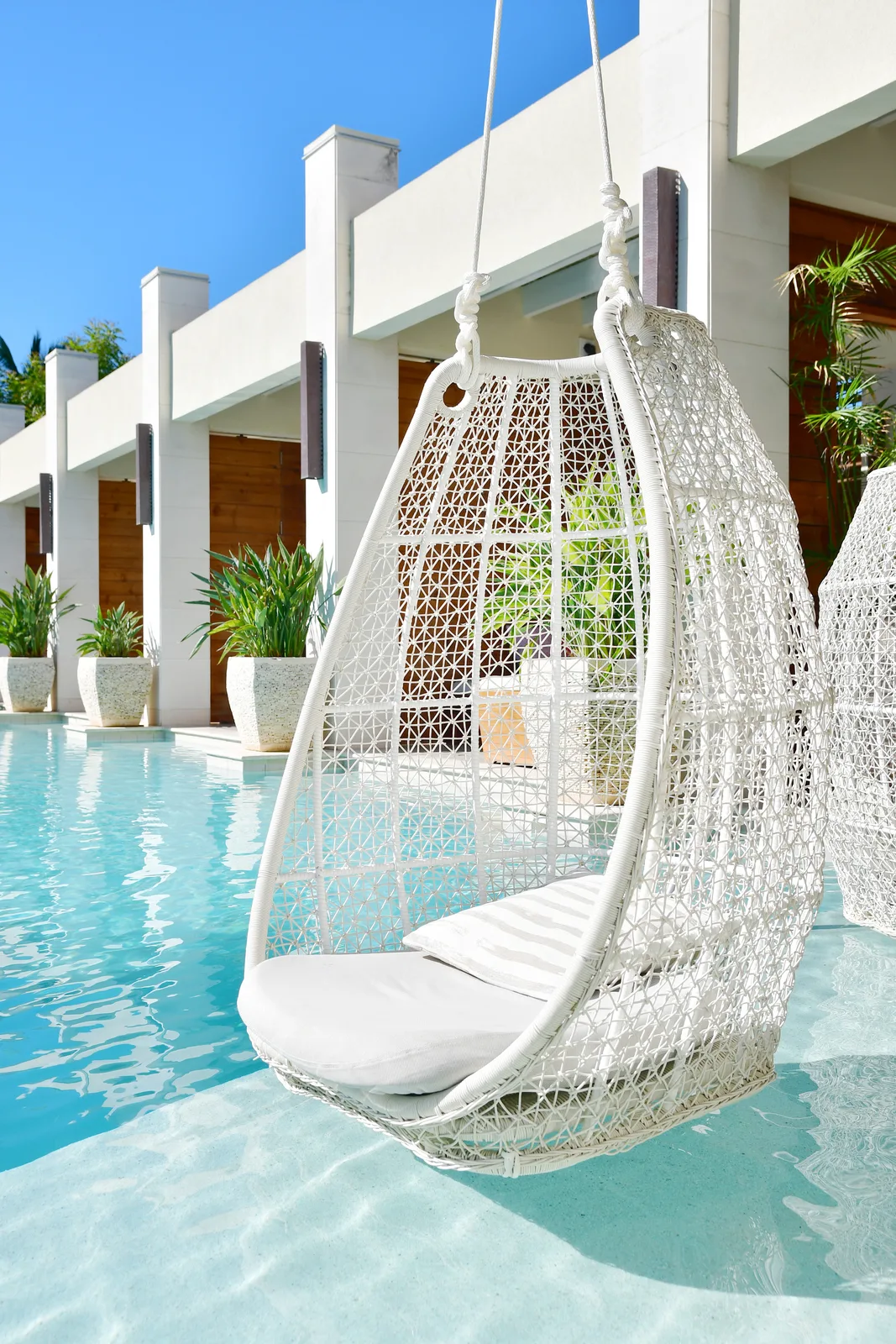 Un fauteuil suspendu au-dessus de la piscine