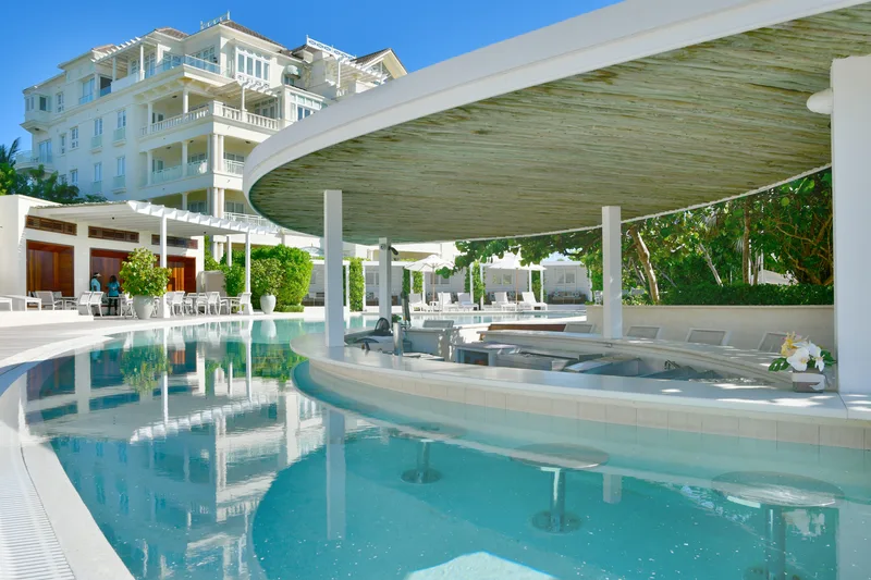 Le bar de piscine, accessible depuis l'eau