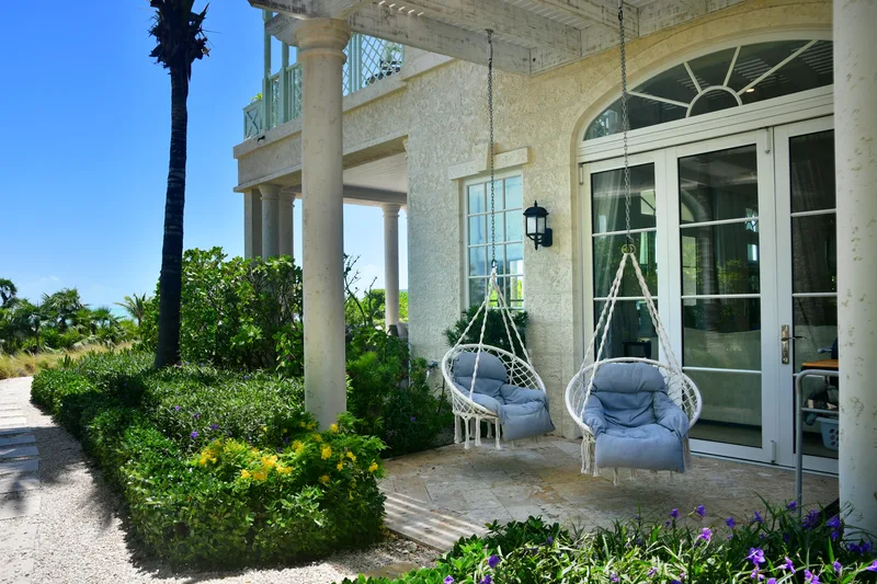 Fauteuils suspendus à l'entrée de la villa