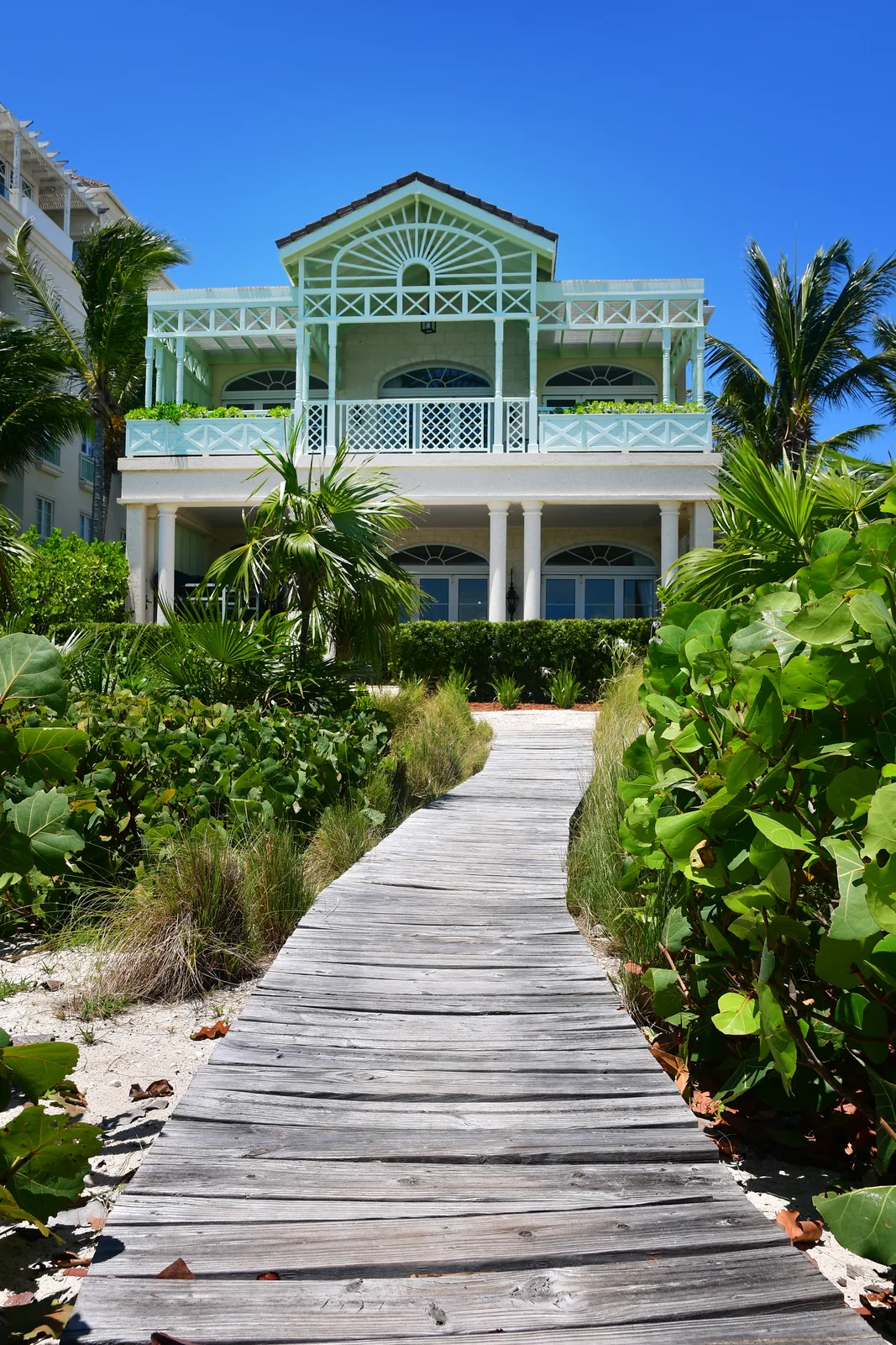 Le ponton de bois de la plage à la villa