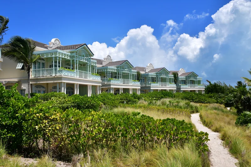 Les villas vues des dunes, sous un ciel caribéen