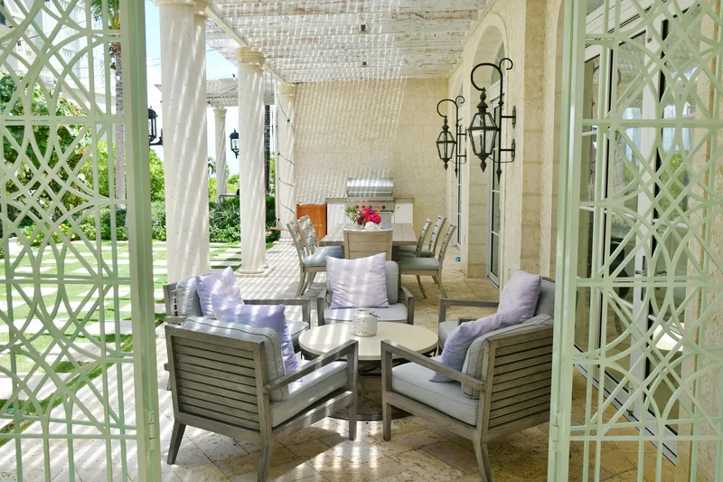 Le salon de terrasse derrière son treillis blanc