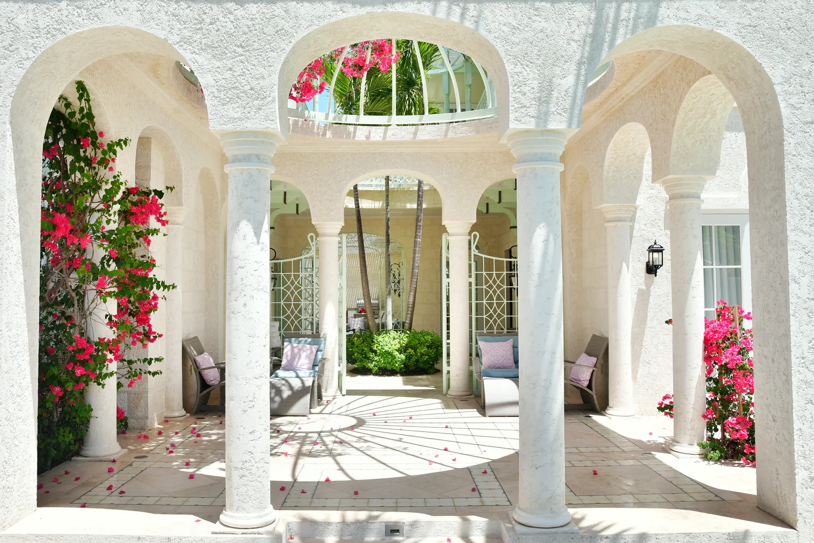 Arcades et bougainvilliers dans la cour