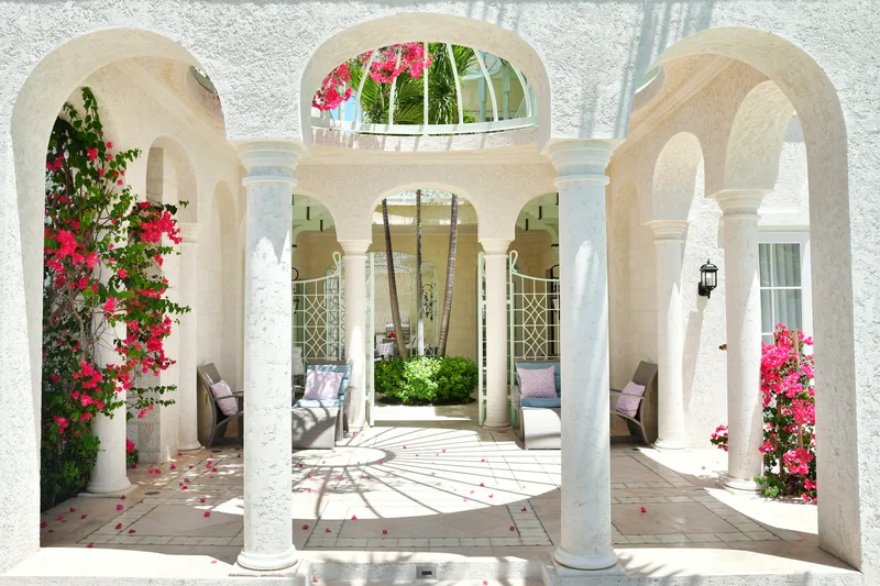 Arcades et bougainvilliers dans la cour