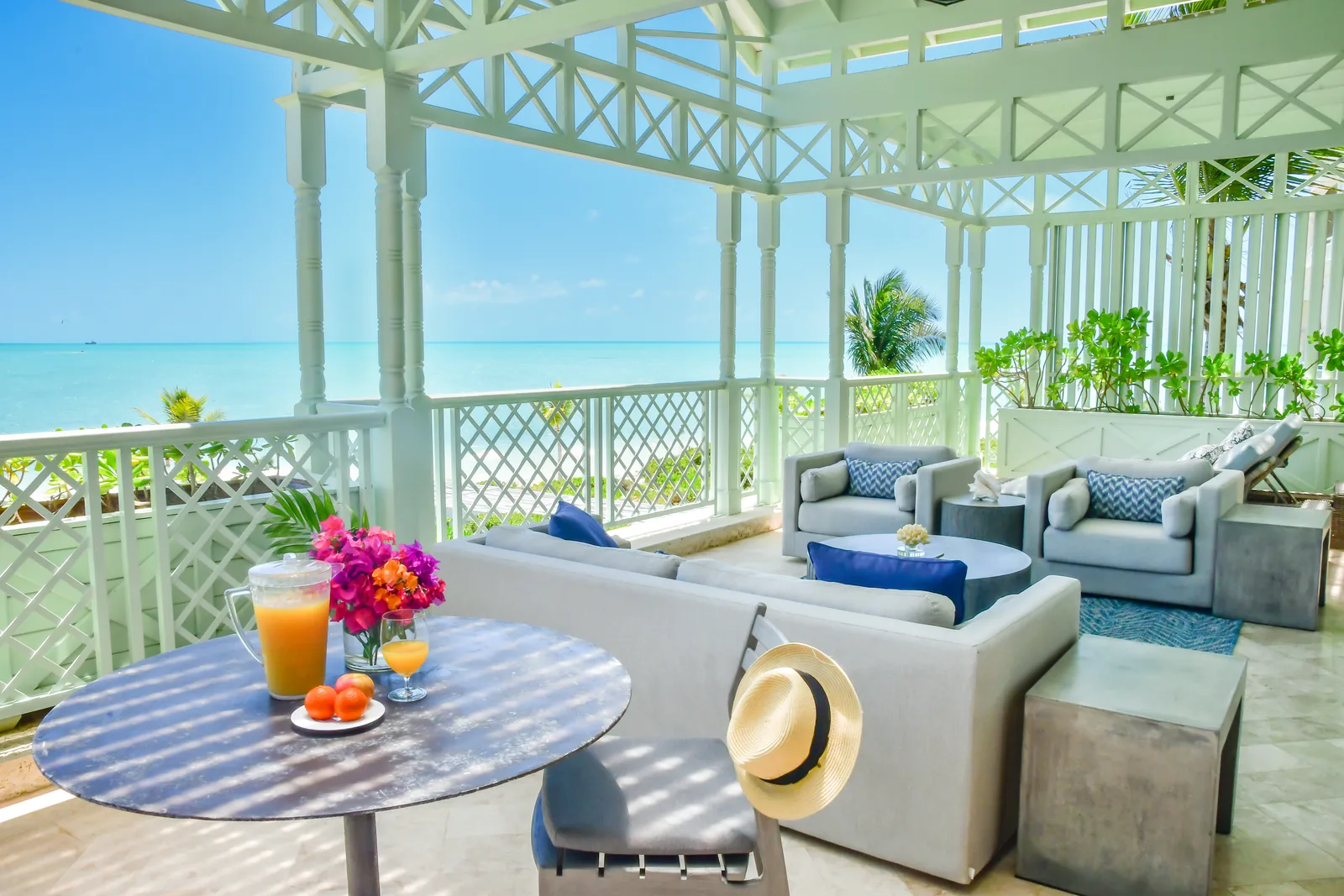 La terrasse couverte, ouverte sur l'eau turquoise de Long Bay