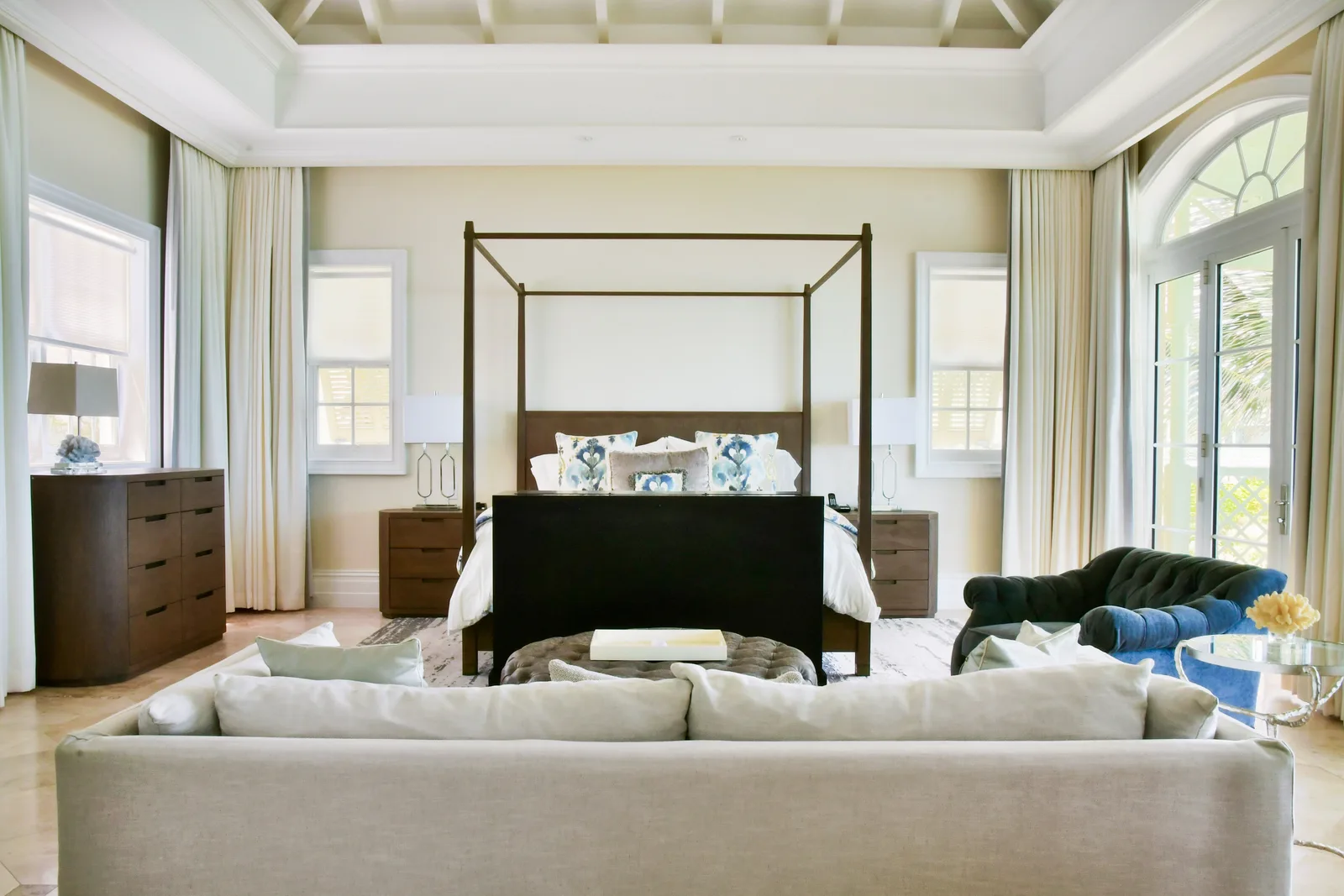 La master suite, son lit à baldaquin et son coin salon