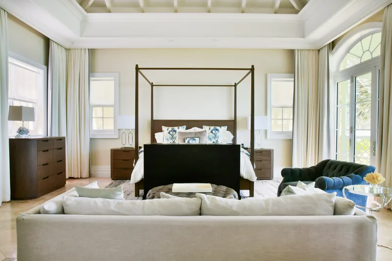 La master suite, son lit à baldaquin et son coin salon