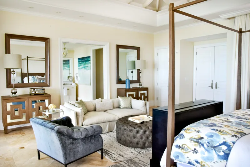 Le coin salon et le lit à baldaquin de la master suite