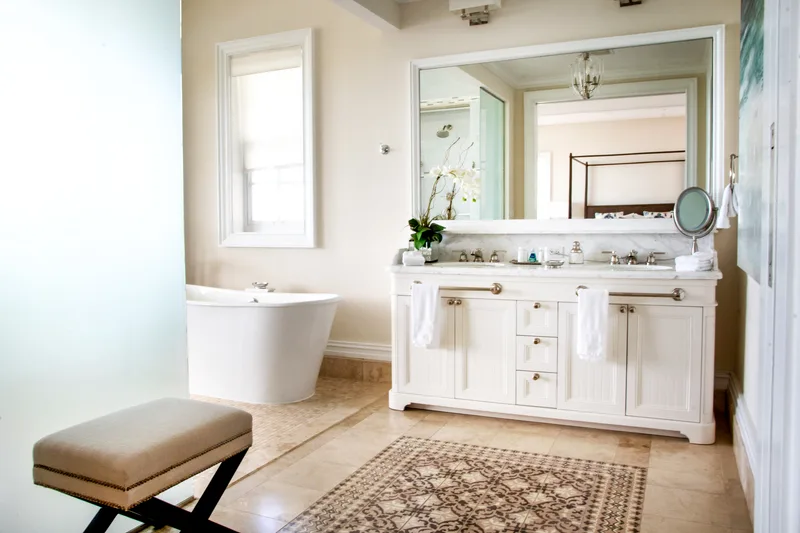 Une salle de bain avec baignoire îlot et double vasque