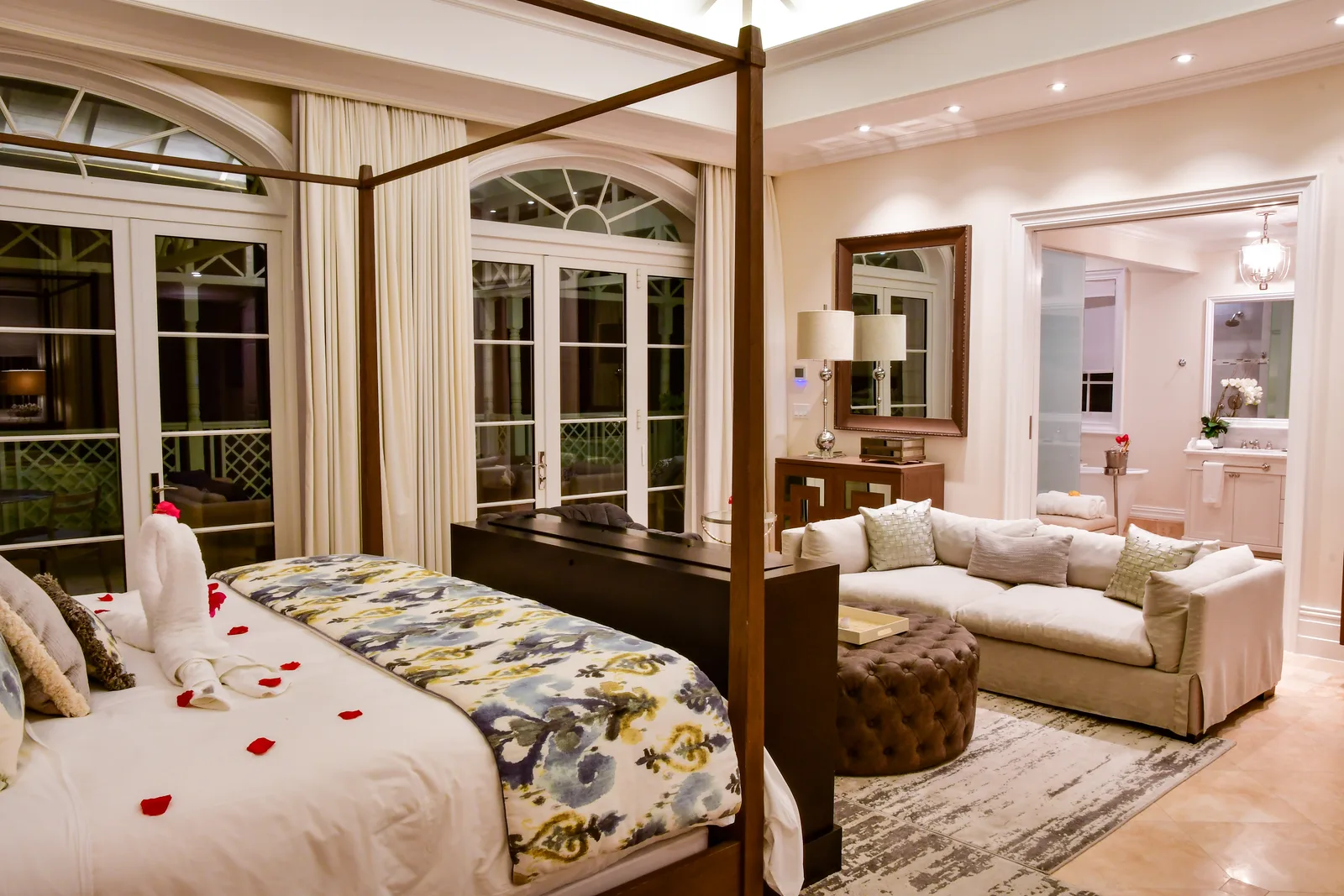 La master suite le soir, des pétales sur le lit