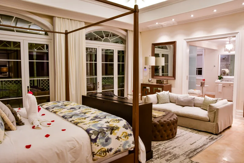 La master suite le soir, des pétales sur le lit