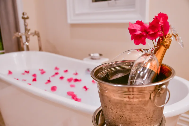 Un bain aux pétales, champagne au frais à côté