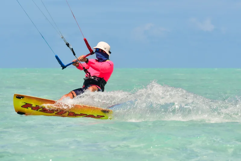 Un kitesurfeur sur l'eau plate de Long Bay
